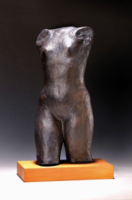 Brigitte Kratochwil-Hardt, Torso poupée, Steinzeug mit schwarzer Engobe, am Boden sign., Sockel Hartholz mit Montur aus Eisen, H. ca. 48cm, H. ...