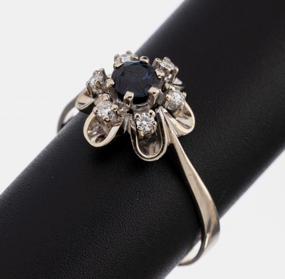 14 kt Gold Saphir-Brillant-Ring, WG 585/000, rundfacett. Saphir ca. 0.46 ct, 6 Brillanten zus. ca. 0.18 ct Weiß/si, ca. 4.7g, RW 67