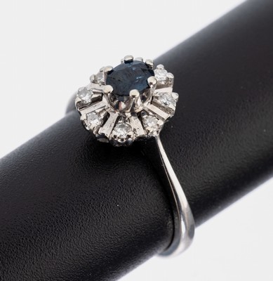 14 kt Gold Saphir-Diamant-Ring, WG 585/000,rundfacett. Saphir ca. 0.10 ct Weiß/p, 8 8/8-Diamanten zus. ca. 0.10 ct Weiß/p, ca. 2.7 g, RW 48