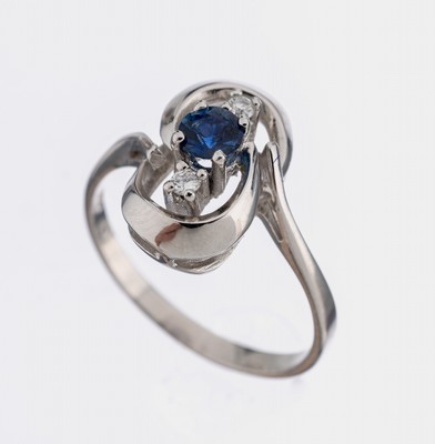 14 kt Gold Saphir-Brillant-Ring, WG 585/000, 1 rundfacett. Saphir ca. 0.20 ct, 2 8/8-Diamanten zus. ca. 0.06 ct Weiß/p, ca. 2.9 g, RW 56
