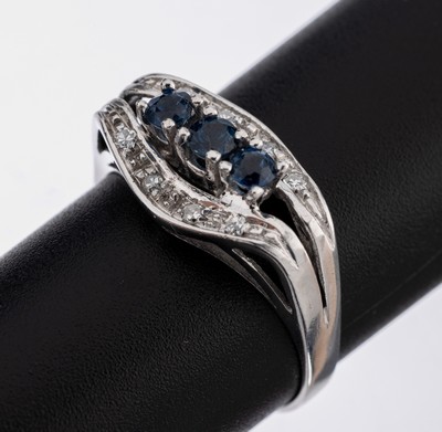 14 kt Gold Saphir-Diamant-Ring, WG 585/000, 3 rundfacett. Saphire zus. ca. 0.25 ct, 8 8/8-Diam. zus. ca. 0.08 ct Weiß/si,ca. 2.9 g, RW 58