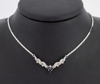 14 kt Gold Saphir-Diamant-Collier, WG 585/000, 3 rundfacett. Saphire zus. ca. 0.20 ct, 9 8/8-Diamanten zus. ca. 0.05 ct Weiß/si, ca. 7.5 g, L. ca. ...