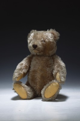 Teddy, Steiff, 2.H.20.Jh., blonder Plüsch, Knopf im Ohr, blaue Glasaugen, Scheibengelenke, H.ca. 35 cm, min. Alterssp.