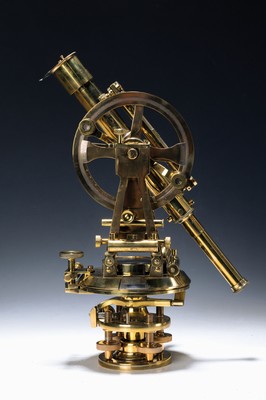 Theodolith, um 1920-30, Messing, mit Kompass, zwei Wasserwagen, Okular, drehbar, H. ca. 34 cm