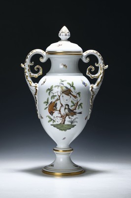 Doppelhenkeldeckelvase, Herend Ungarn, 20. Jh., Dekor Rothschild, reiche Goldstaffage, H. ca. 52cm