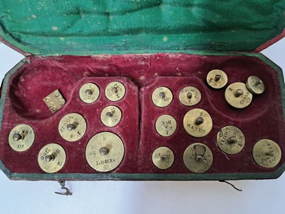 Münzwaage, Frankreich, um 1780-1800, mit 15 Gewichten, achteckiges Lederetui innen mit Samt und Stoff ausgeschlagen, Verschlüsse fehlen, ca. ...