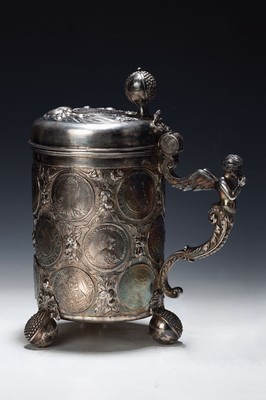 Münzkrug, deutsch, wohl Hanau, Mitte 19.Jh., Silber, auf drei Kugelfüßen stehend, Münzreliefs in Wandung, Deckel und Boden, Griff in Form eines ...
