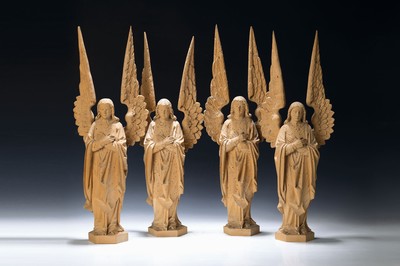 4 Engelsfiguren, süddeutsch, 1960er/1970er Jahre, Lindenholz geschnitzt, Flügel teils geklebt, künstliche Wurmspuren, H. je ca. 52cm