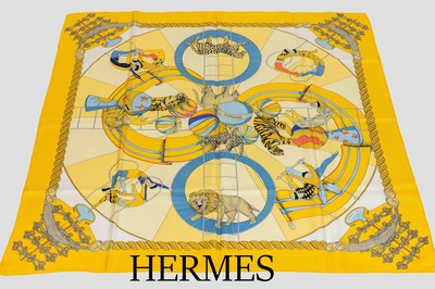 HERMES Carree "Circus", 100% Seide, Made inFrance, versch. Gelbtöne mit blau, Darstellungvon Zirkustieren und Akrobaten, Entwurf Annie ...