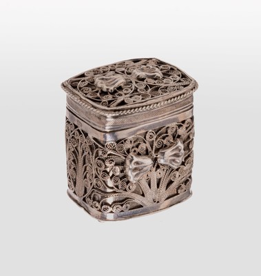 Zierdose, Niederlande um 1860-70, 833er Silber, wohl Schonhooven, aufwendige Filigranarbeit, H. ca. 4.3 cm, auf 4 Kugelfüßen, altersbed. ...