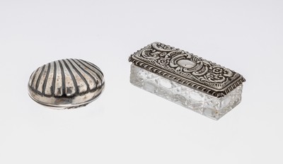 Muscheldose, um 1860, 13-Lot Silber, Deckelgrav. mit Rocaillen und Voluten, ca. 5.5 x 4.5cm, dazu 1 Dose, England Birmingham 1902, Glaskorpus ...