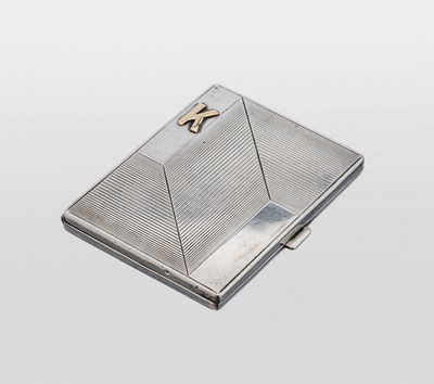 Zigarettenetui, um 1930, 900er Silber, geometrisches Rillendekor, aufgelegtes K aus GG, innen vergoldet, ca. 8 x 6 cm, Haltebänderfehlend, innen ...