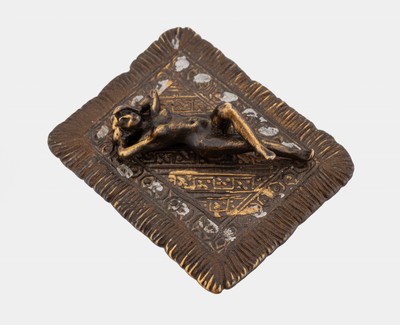 Erotische Wiener Bronze, Wien um 1900, Hersteller Bermann, liegende Nackte auf Orientteppich, Staffage stark berieben, ca. 4 x 3.2 cm, sign.