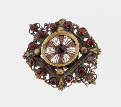 Historismus Brosche, wohl Österreich um 1880, Messing, mittig Zierelement, weiß und rot emailliert, rundfacett. rote Glassteine, 2 Steine fehlen, ...