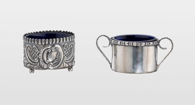 Konvolut 2 Gewürzschälchen, 925er Silber, 1x England, Birmingham, 1911, schlichte Gestaltung mit 2 Henkeln, orig. blauer Glaseinsatz, 1 x England ...