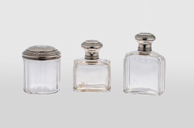 Set 2 Flakons und 1 Deckeldose, Korpus jeweils Glas, geschliffen, Flakons mit orig. Glasstöpsel, Monturen Silber gepr., wohl Frankreich, Dekor mit ...