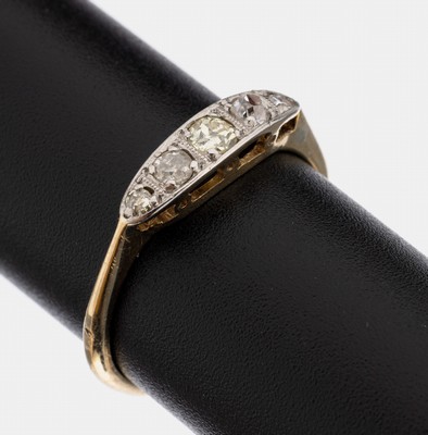 18 kt Gold Diamant-Ring, um 1920, GG/WG 750/000, Ringkopf schauseitig WG, 5 Altschliffdiamanten zus. ca. 0.20 ct l.get.Weiß-Gelb/p, RW 54, ca. 1.8 g