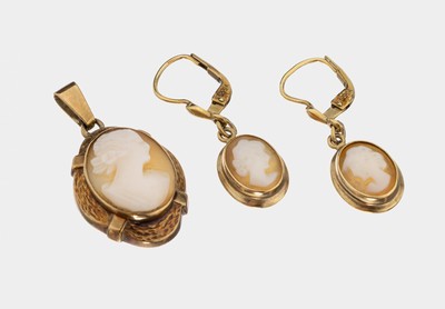 8 kt Gold Schmuckset, GG 333/000, best. aus: 1 Anhänger und 1 Paar Ohrhänger, jeweils mit Muschelkameen, Darstellung von jungen Frauen, ca. 5.2 g