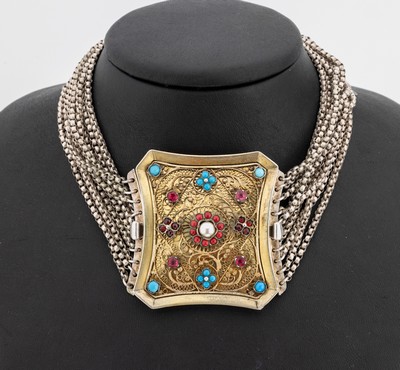 Trachten-Collier, süddeutsch, um 1860-80, 13-Lot Silber, 10-rhg., Mittelteil als Kastenschloss mit Glassteinen und Türkisen, aufgelegte ...