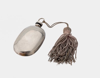 Parfumflakon, 800er Silber, Italien, schlichte ovale Form, Schraubdeckel mit Quastenabhängung, verfärbt, L. ca. 6 cm