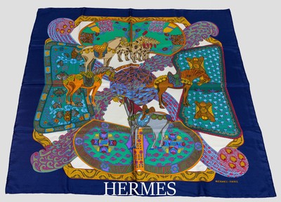 HERMES Carree "Art de Steppes", 100% Seide,Made in France, dunkelblauer Grund mit Darstellung von Pferden und geometrischen polychromen ...