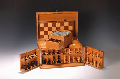 Spielekassette, wohl deutsch, Mitte 20. Jh., Eiche massiv, mit Schachbrett, Schachfiguren, Dominosteine, vier Kassetten für Spielkarten, sechs ...
