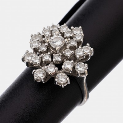 18 kt Gold Brillant-Ring, WG 750/000, 25 Brillanten zus. ca. 1.34 ct Weiß/si, RW 49,ca. 4.6 g