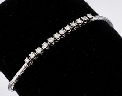 14 kt Gold Brillant-Armband, WG 585/000, Mittelteil bes. mit 12 Brillanten zus. ca. 0.84 ct Weiß/si, L. ca. 18 cm, Kastenschloss mit 2 ...