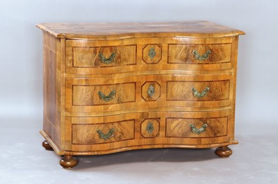 Kommode, Barock, Mitte 18. Jh., Nussbaumfurnier, doppelt geschweift, drei Schubladen, Platte mit Blumenintarsien, Schubladen mit Bandeinlagen ...