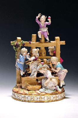 Große Porzellangruppe, Meissen, um 1860/70, Weinpresse, mit 7 Figuren, feine polychrome Bemalung, Goldstaffage, ein Arm geklebt, l. an den Knöpfen ...