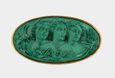 14 kt Gold Malachit-Brosche, GG 585/000, ovale Malachit-Schnitzerei, Darstellung von 3 Damen nach antikem Vorbild, ca. 4.6 x 2.7 cm, ca. 18.8 g