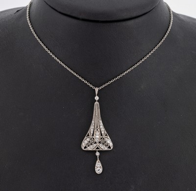 18 kt Gold Diamant-Collier, WG 750/000 gepr., im Stil des Jugendstils, Mittelteil glockenf. mit bewegl. Abhängung, durchbrochen gearbeitet, 28 ...