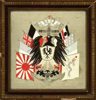 Stickbild zur Reiseerinnerung, Japan-China, um1900, Seide reich bestickt mit Metallfäden mit verschiedenen Flaggen, altersbedingt guterZustand, ...