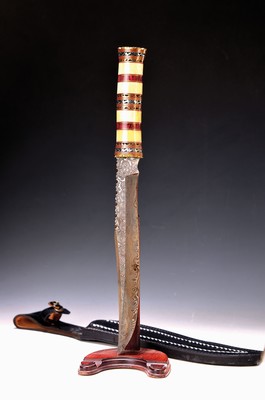 Jagdmesser, 20. Jh., feine Rosendamstklinge,Griff aus Bein, rot gefärbtem Holz, Messing- und Weißmetallringen, Lederscheide, Länge ca. 38cm