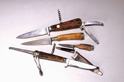 Konvolut aus vier alten Jagdmessern: Ein Jagdnicker von "Franz Chesi Theresienstrasse 57 München". Griffschalen Horn, mit Schere, Säge ...