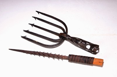 2 Fischspeere, Südsee, Ende 19. Jh., Eisen geschmiedet, 1x Fünfzack mit Widerhaken, L. ca. 26cm, 1x länglich mit beidseitigen Widerhaken, L. ca. ...