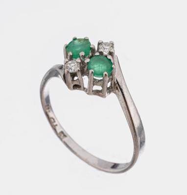 14 kt Gold Smaragd-Brillant-Ring, WG 585/000, 2 rundfacett. Smaragde zus. ca. 0.20 ct, 2 Brillanten zus. ca. 0.10 ct (grav.) Weiß/p, RW 55, ca. 2.4 ...