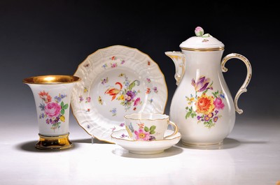 Kaffeeservice, Meissen, 20.Jh., gestreute Blumen und Insekten, Porzellan, Goldrand, Kaffeekanne, 6 Kuchenteller D. 20 cm, 6 Tassen mit UT, Ziervase ...