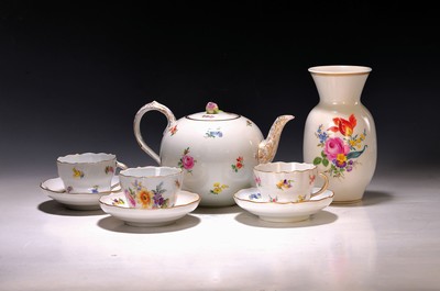 Teekanne, 3 Tassen und eine Vase, Meissen, 20 .Jh., gestreute Blume, Porzellan, Goldrand, Teekanne, 3 Tassen mit UT, Vase mit Blumenbukett