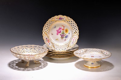 Serviceteile: 6 Teller, 2 Fußschalen, Meissen, Knaufzeit und jünger, Porzellan, Goldstaffage, 6 Kuchenteller mit durchbrochener Fahne, Blumen und ...