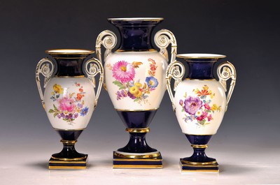 3 Amphorenvasen, Meissen, 1860-1924, Porzellan, königsblauer Fond, Blumenbuketts, Goldstaffage, H. 22/29 cm