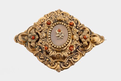 Biedermeier Korallen-Brosche, um 1860, Silber gepr., schauseitig vergoldet, mittig Bergkristallscheibe mit aufgelegter Blüte, kl. bewegl. gefasste ...