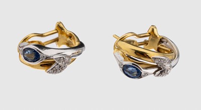 Paar 18 kt Gold Saphir-Brillant-Ohrstecker, GG/WG 750/000, 2 ovalfacett. Saphire zus. ca. 1.0 ct, 18 Brillanten zus. ca. 0.16 ct feines Weiß/si, ca. ...