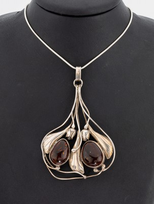 Bernstein-Anhänger, 925er Silber, abstrakt floral mit 2 gr. Bernstein-Cabochons, ca. 9 x 6 cm, an Schlangenkette, L. ca. 75 cm, Karabinerschließe