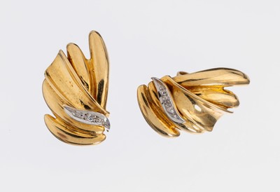 Paar 14 kt Gold Diamant-Ohrstecker, GG 585/000, abstrakte Gestaltung, 2 kl. 8/8- Diamanten, ca. 4.7 g
