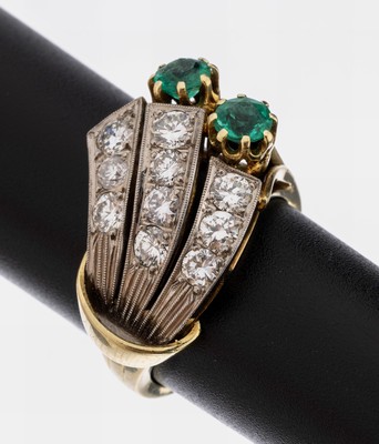 14 kt Gold Smaragd-Brillant-Ring, GG/WG 585/000, asymmetrische Schiene, 2 rundfacett. Smaragde zus. ca. 0.50 ct, 10 in WG gefasste Brillanten zus. ...