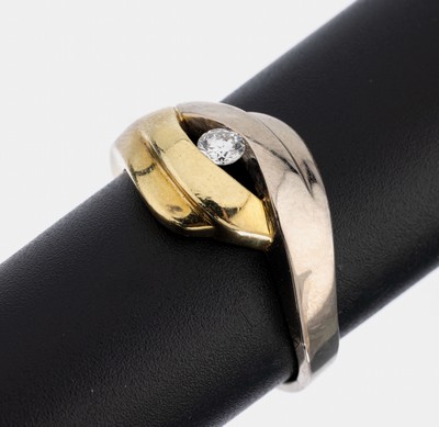 14 kt Gold Brillant-Ring, GG/WG 585/000, mittig Brillant ca. 0.15 ct Weiß/si, RW 61, ca. 7.7 g, Meistermarke unged.