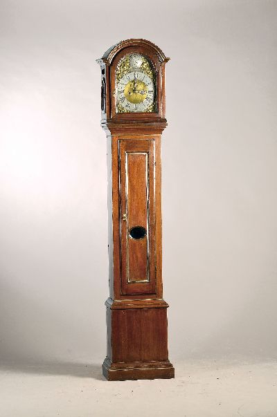 Standuhr, Brandenburg, dat. 1771, Mahagonigehäuse mit Messingbänderung, urspr. zweiteilig, z.T. spannungsrissig, oben 2 verglaste ...