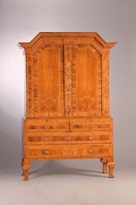 Seltener Dresdner Kabinettschrank, um 1730/40 , Nußbaumfurnier, vierschübiges Kommodenunterteil mit zweitürigem Aufsatz, Satteldach, sehr fein ...
