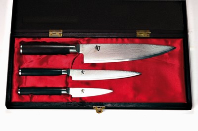 Kochmesser-Set, Kai Shun, Japan, Damaszenerstahl-Klingen, Holzgriffe, DM-700 Officemesser L. 20cm; DM-701 Allzweckmesser L.27cm; DM-706 Kochmesser L. ...